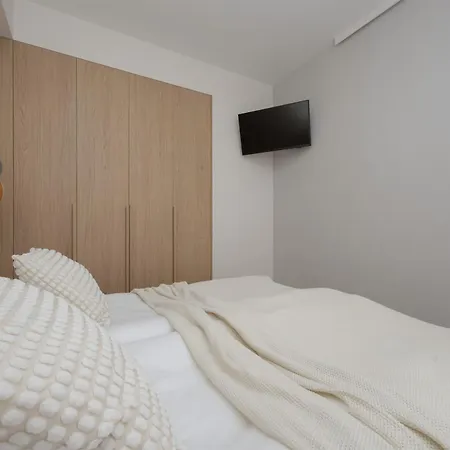 Chmielna Duo Modern In The Center Near Zlote Tarasy By Renters Apartment